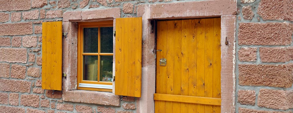 Fenster und Tür von Lagergebäude