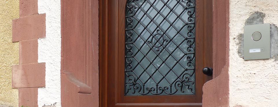 Detailansicht Haustür mit Schmiedeeisengitter