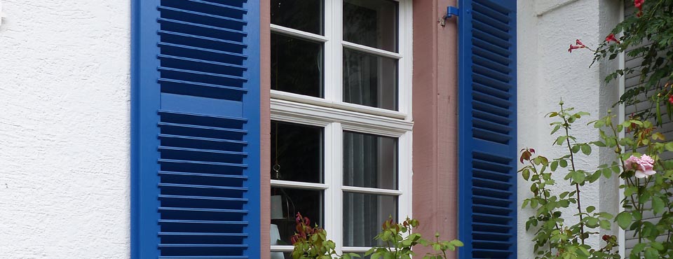 Detailansicht Fensterläden in Blau